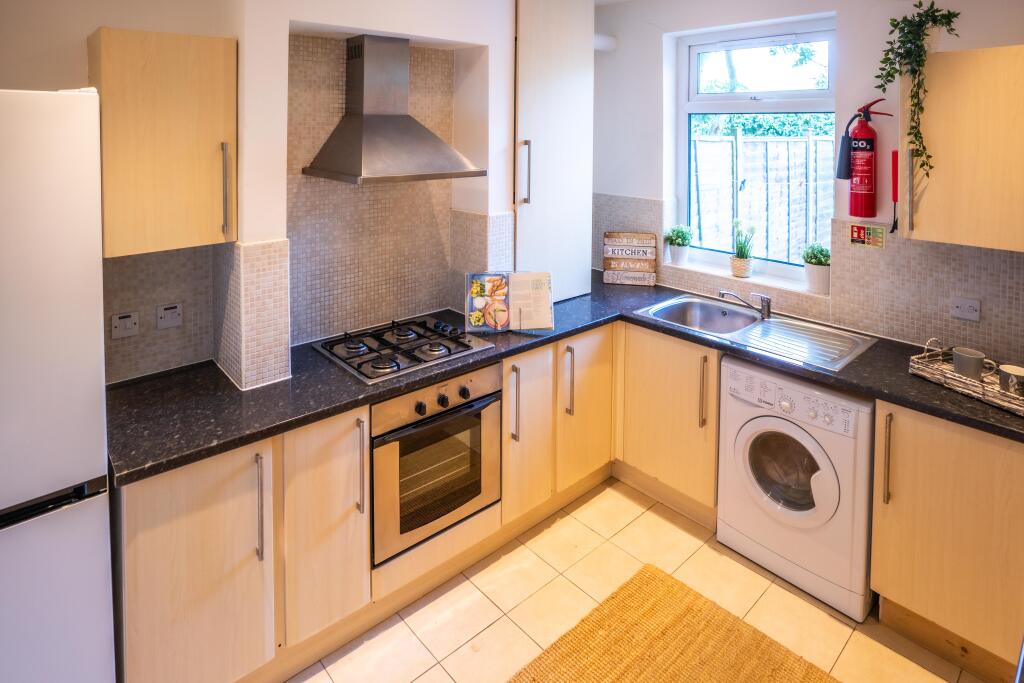6 bed Mid Terraced House for rent in London. From Bryan & Keegan - London