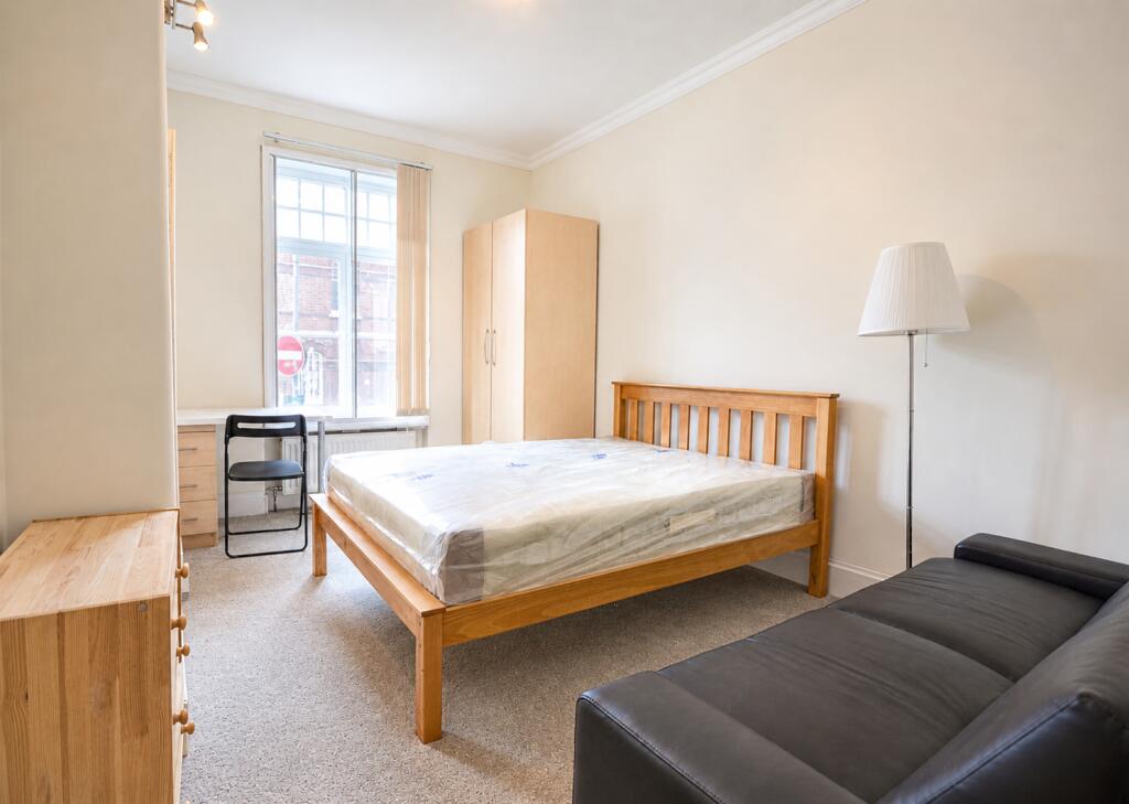 3 bed 1st Floor Flat for rent in Kensington. From Citydeal Estates - London