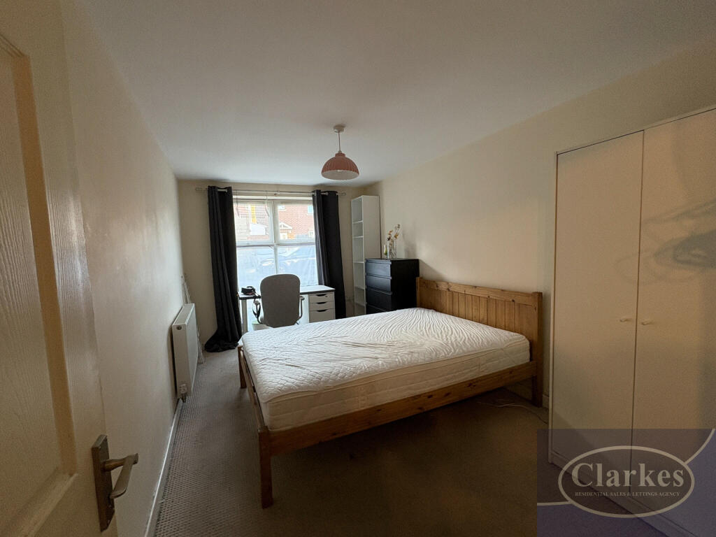 3 bed 1st Floor Flat for rent in Bournemouth. From Clarkes Estate Agents - Bournemouth