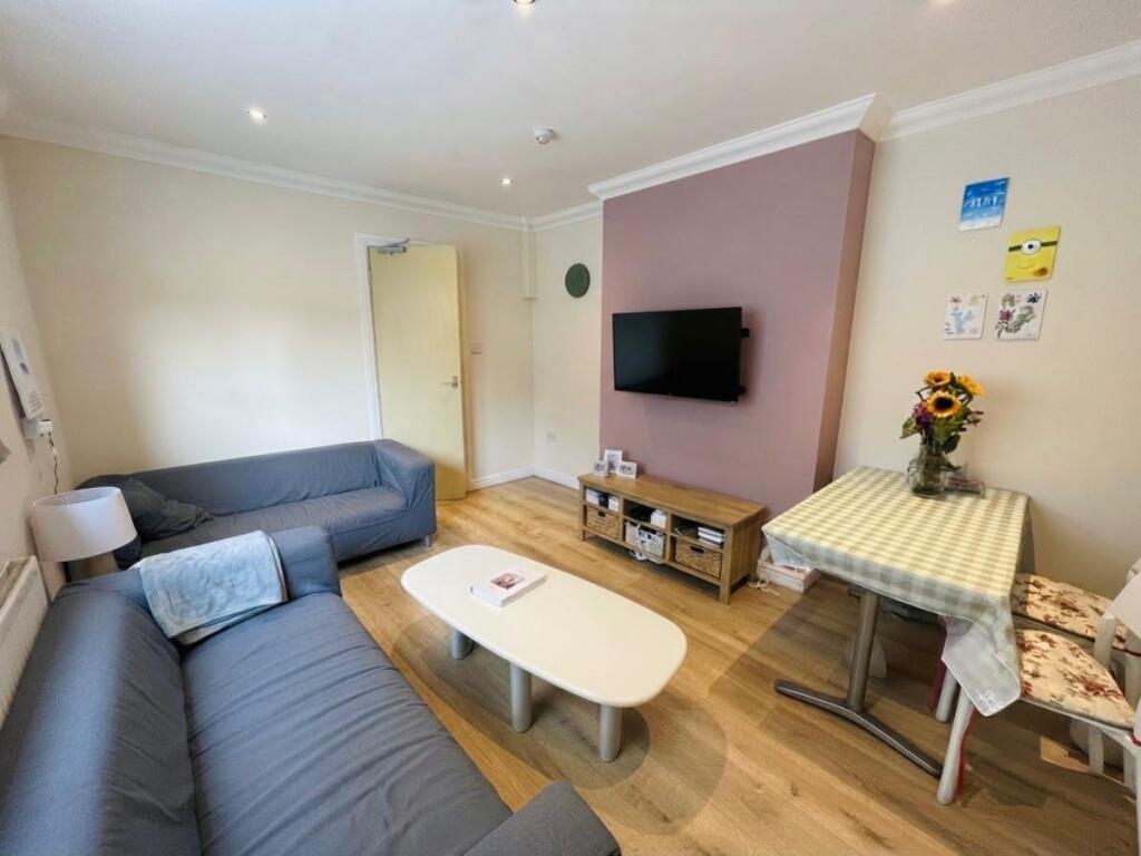 8 bed Mid Terraced House for rent in Cardiff. From CPS Homes - Cardiff