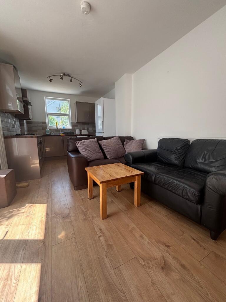 5 bed Mid Terraced House for rent in Cardiff. From CPS Homes - Cardiff