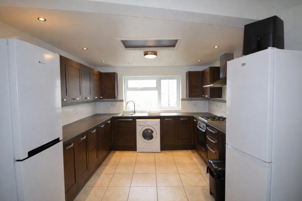 5 bed Mid Terraced House for rent in Cardiff. From CPS Homes - Cardiff