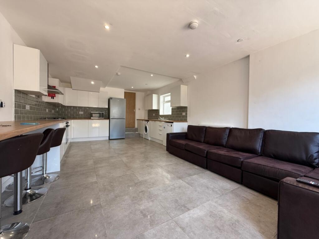 3 bed Mid Terraced House for rent in Cardiff. From CPS Homes - Cardiff