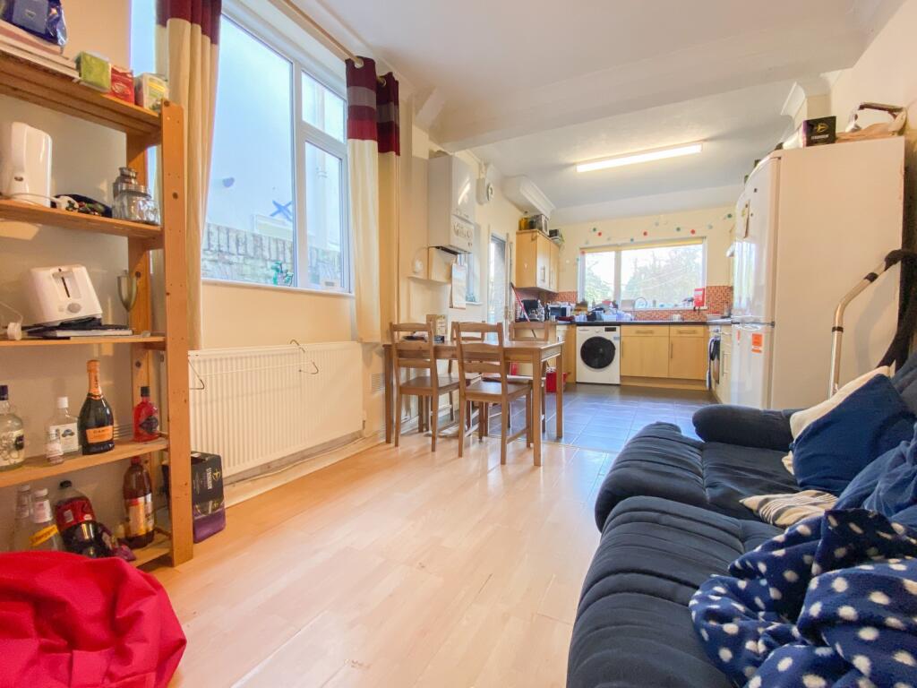 4 bed Mid Terraced House for rent in Cardiff. From CPS Homes - Cardiff