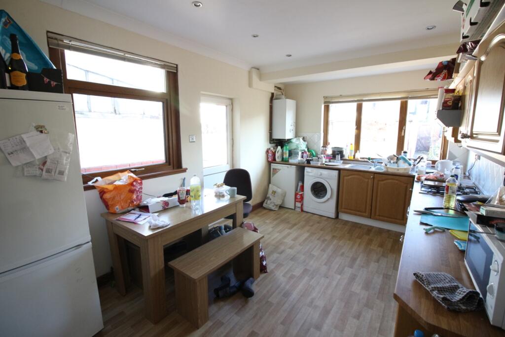 4 bed Mid Terraced House for rent in Cardiff. From CPS Homes - Cardiff