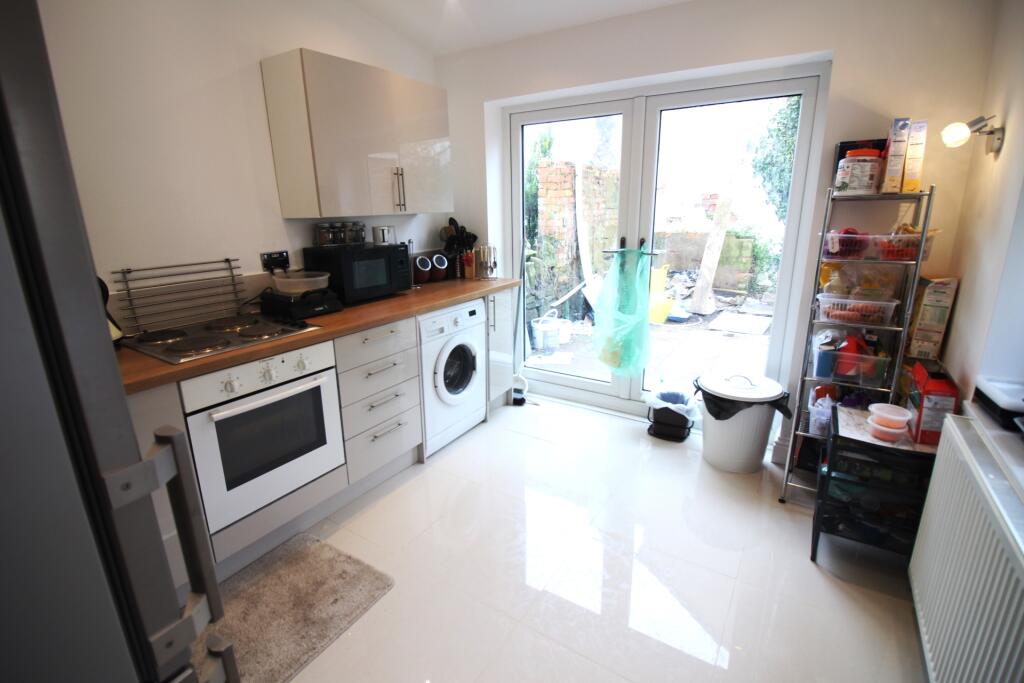 4 bed Mid Terraced House for rent in Cardiff. From CPS Homes - Cardiff
