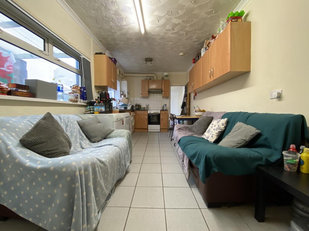 5 bed Mid Terraced House for rent in Cardiff. From CPS Homes - Cardiff