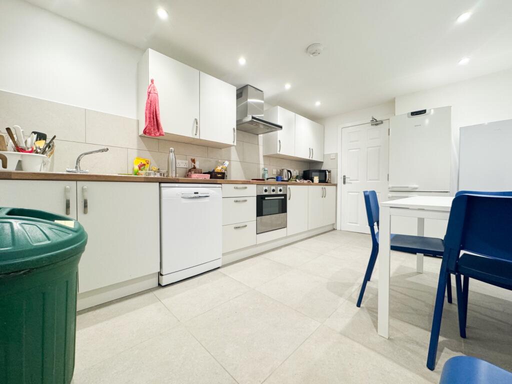 5 bed Mid Terraced House for rent in Cardiff. From CPS Homes - Cardiff