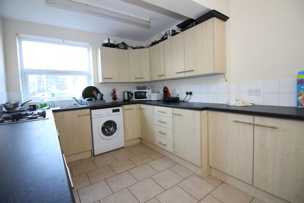 5 bed Mid Terraced House for rent in Cardiff. From CPS Homes - Cardiff