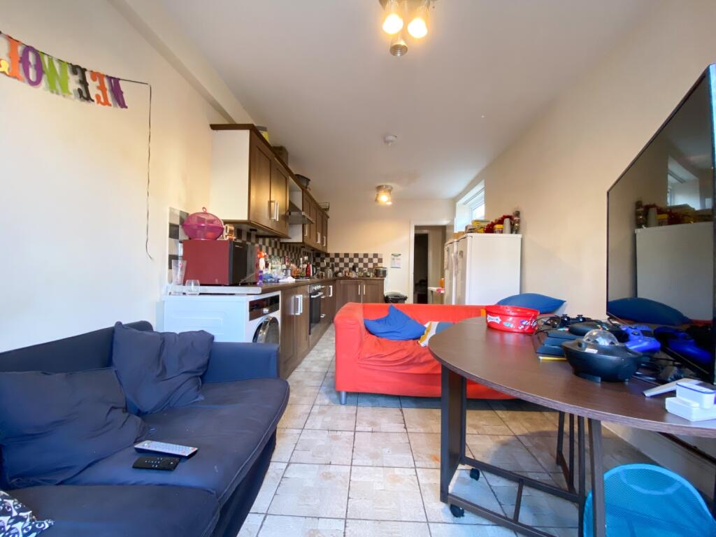 5 bed Mid Terraced House for rent in Cardiff. From CPS Homes - Cardiff