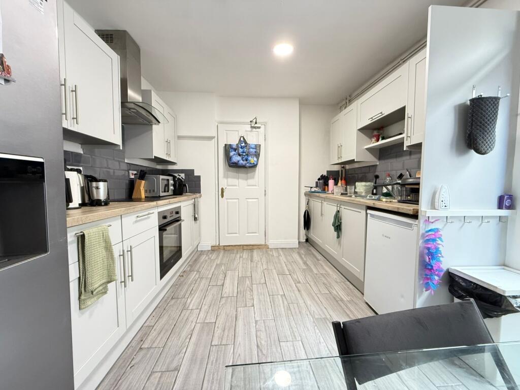 5 bed Mid Terraced House for rent in Cardiff. From CPS Homes - Cardiff