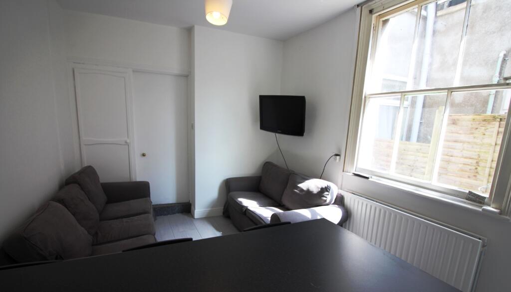 5 bed Mid Terraced House for rent in Cardiff. From CPS Homes - Cardiff
