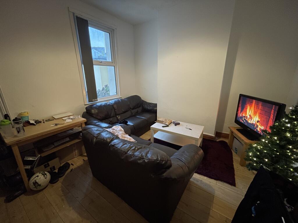5 bed Mid Terraced House for rent in Cardiff. From CPS Homes - Cardiff