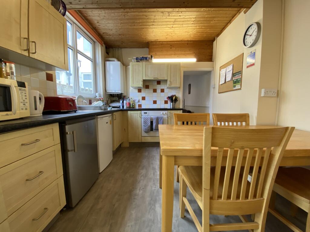 5 bed Mid Terraced House for rent in Cardiff. From CPS Homes - Cardiff