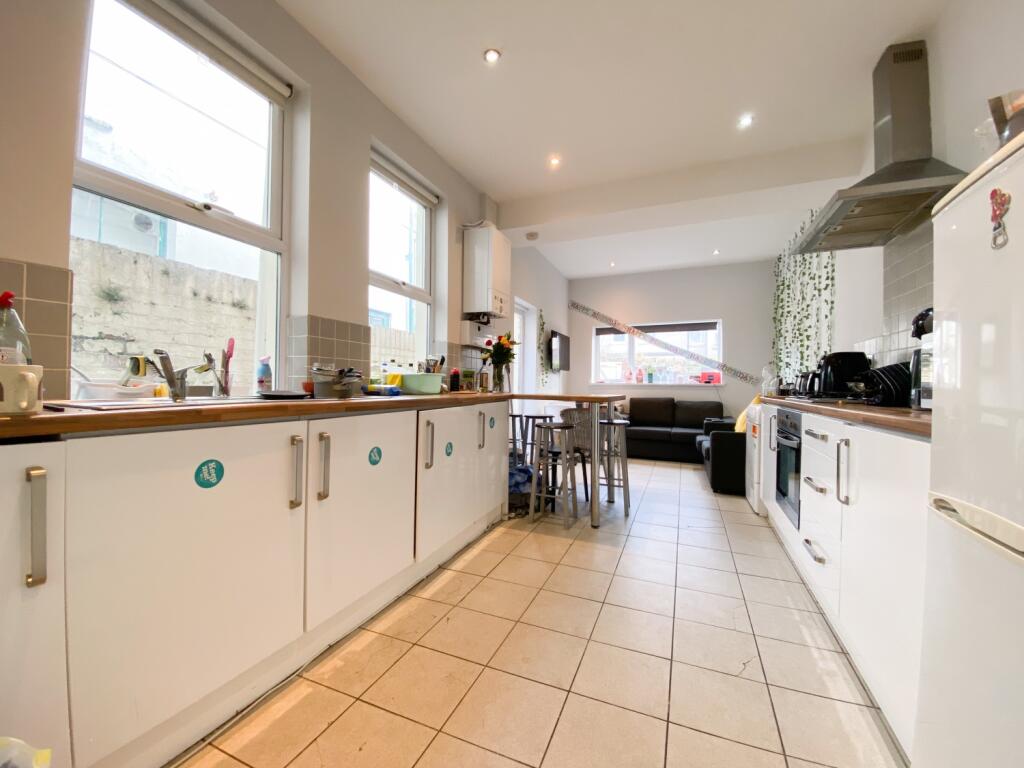 5 bed Mid Terraced House for rent in Cardiff. From CPS Homes - Cardiff