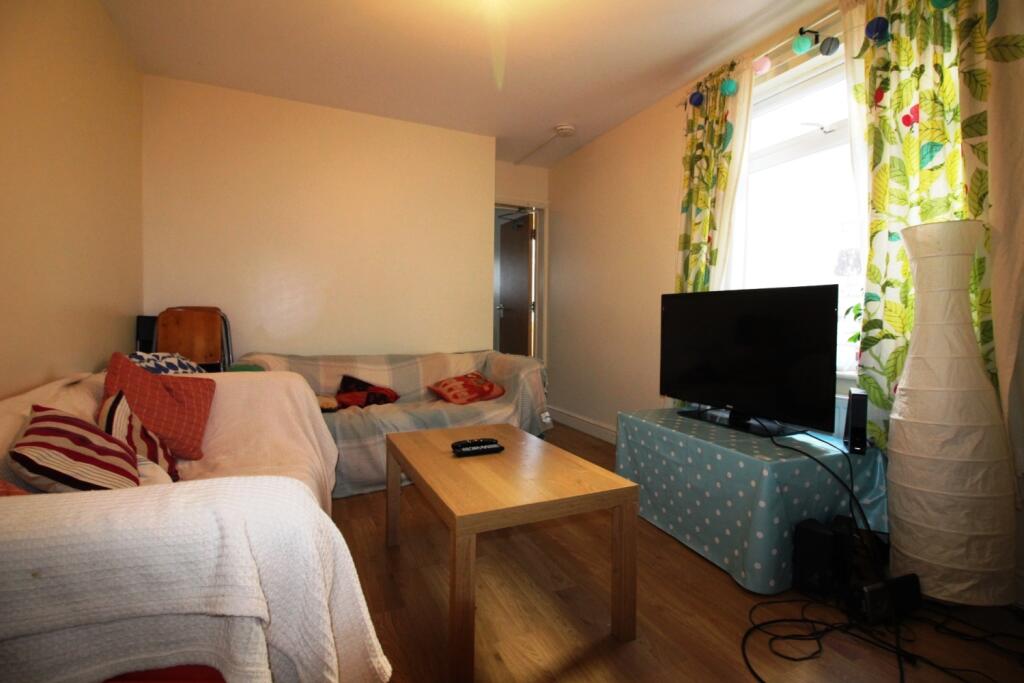 5 bed Mid Terraced House for rent in Cardiff. From CPS Homes - Cardiff