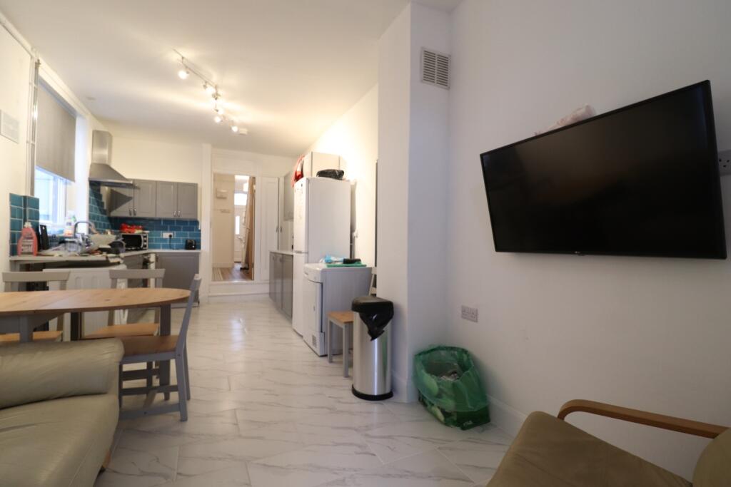 5 bed Mid Terraced House for rent in Cardiff. From CPS Homes - Cardiff