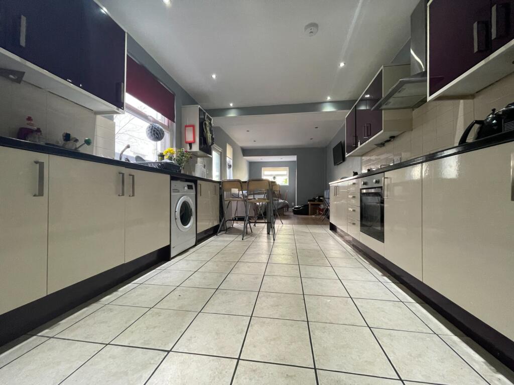 5 bed Mid Terraced House for rent in Cardiff. From CPS Homes - Cardiff