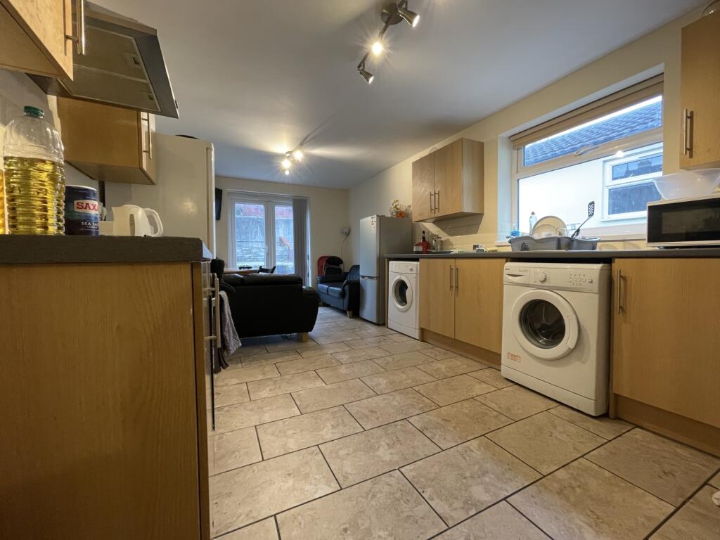 5 bed Mid Terraced House for rent in Cardiff. From CPS Homes - Cardiff