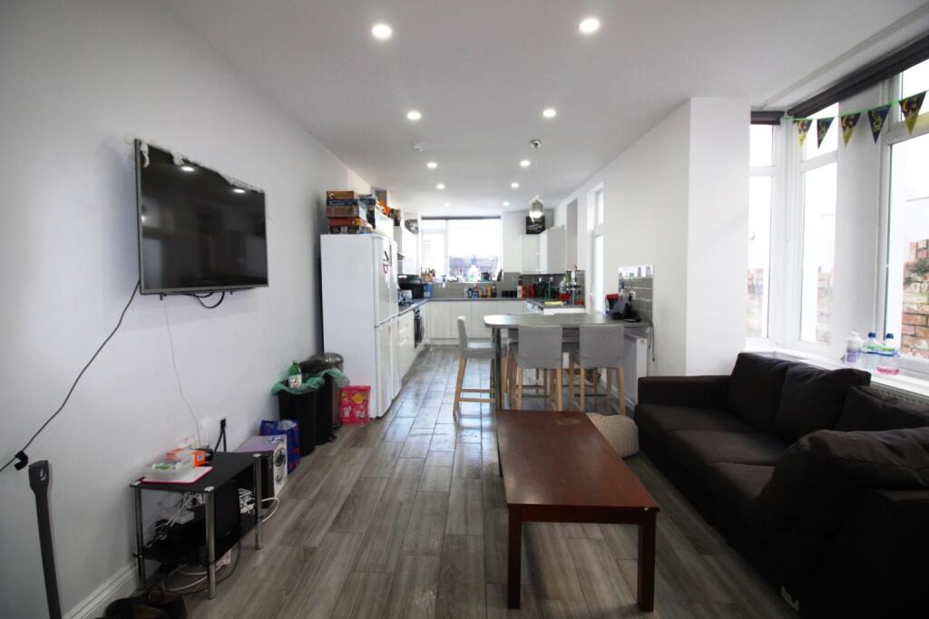 5 bed Mid Terraced House for rent in Cardiff. From CPS Homes - Cardiff