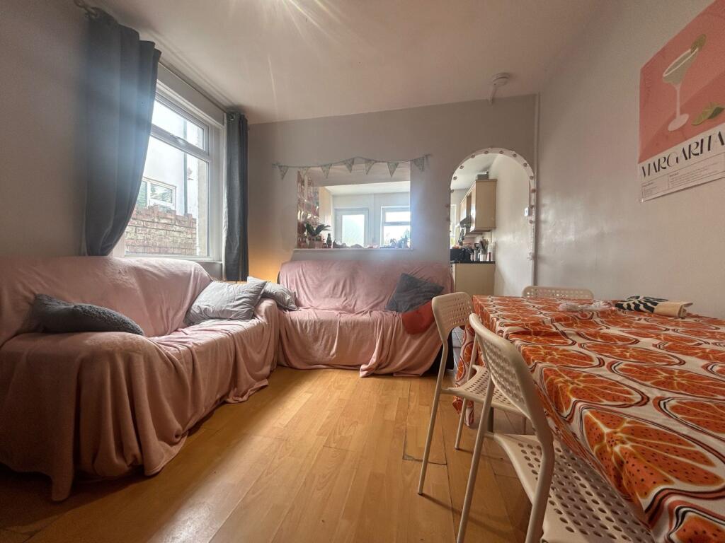5 bed Mid Terraced House for rent in Cardiff. From CPS Homes - Cardiff
