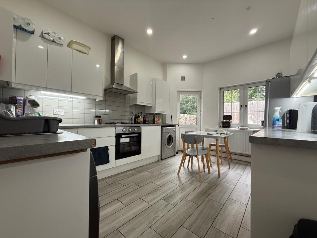 5 bed Mid Terraced House for rent in Cardiff. From CPS Homes - Cardiff
