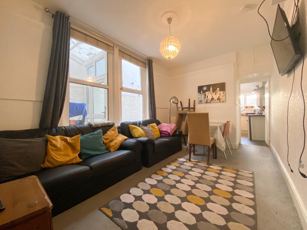 5 bed Mid Terraced House for rent in Cardiff. From CPS Homes - Cardiff