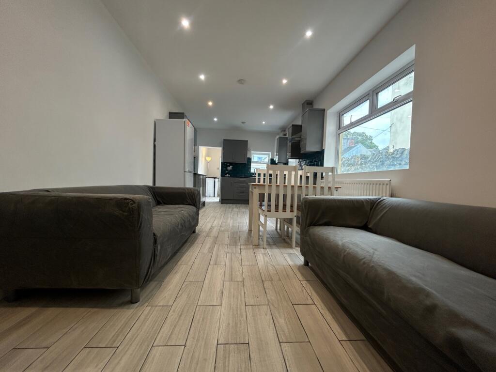 5 bed Mid Terraced House for rent in Cardiff. From CPS Homes - Cardiff
