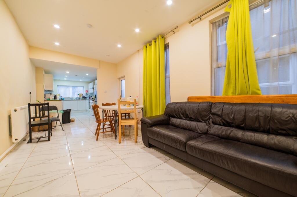 5 bed Mid Terraced House for rent in Cardiff. From CPS Homes - Cardiff