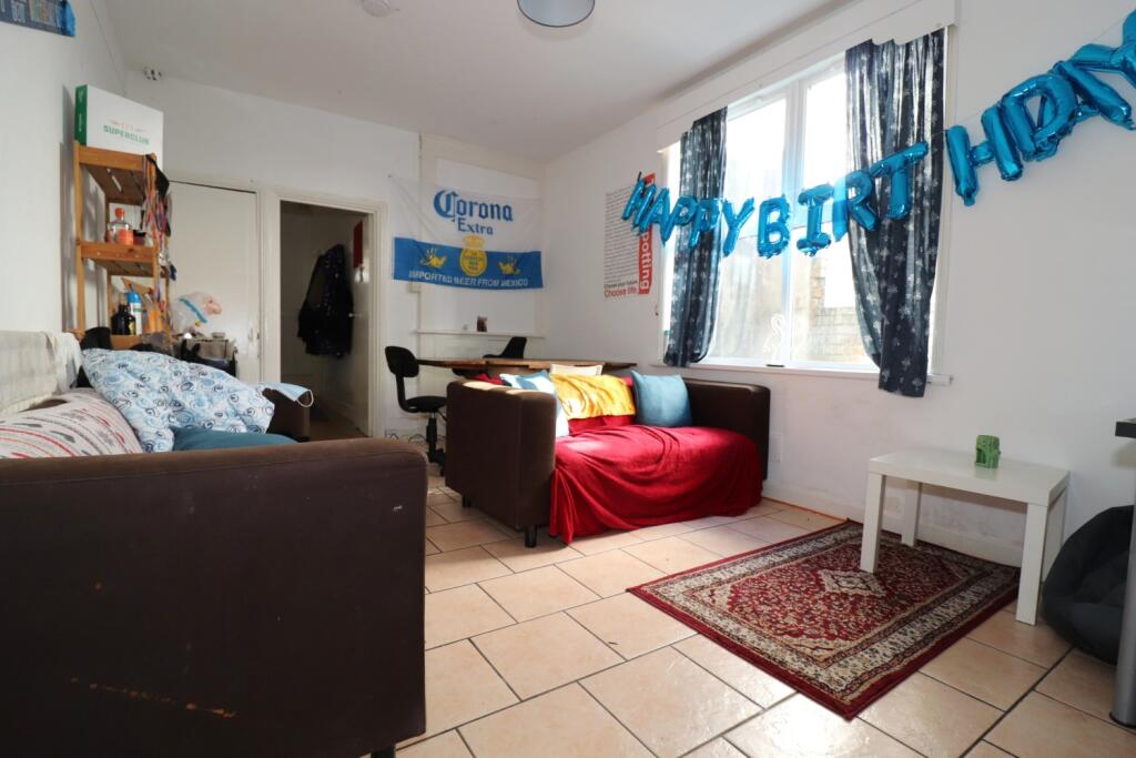 6 bed Mid Terraced House for rent in Cardiff. From CPS Homes - Cardiff
