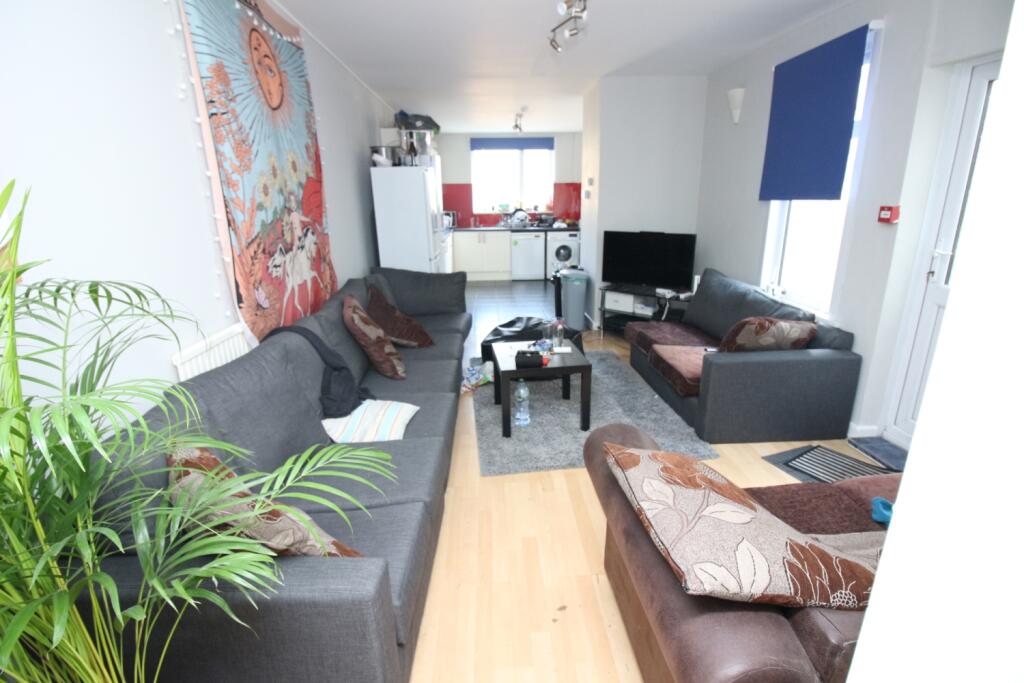 6 bed Mid Terraced House for rent in Cardiff. From CPS Homes - Cardiff