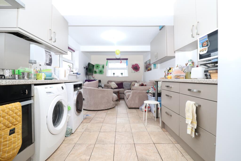 6 bed Mid Terraced House for rent in Cardiff. From CPS Homes - Cardiff
