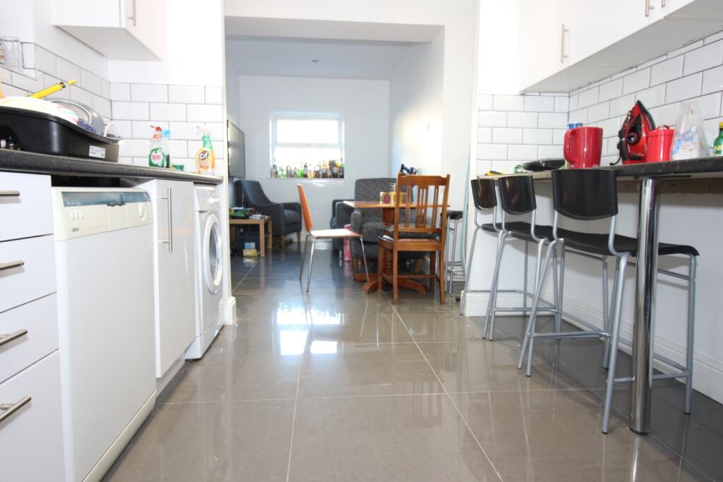 6 bed Mid Terraced House for rent in Cardiff. From CPS Homes - Cardiff