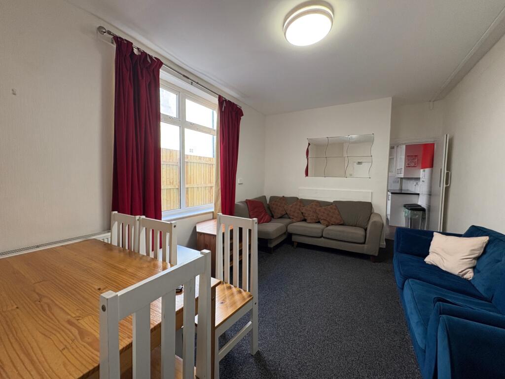6 bed Mid Terraced House for rent in Cardiff. From CPS Homes - Cardiff