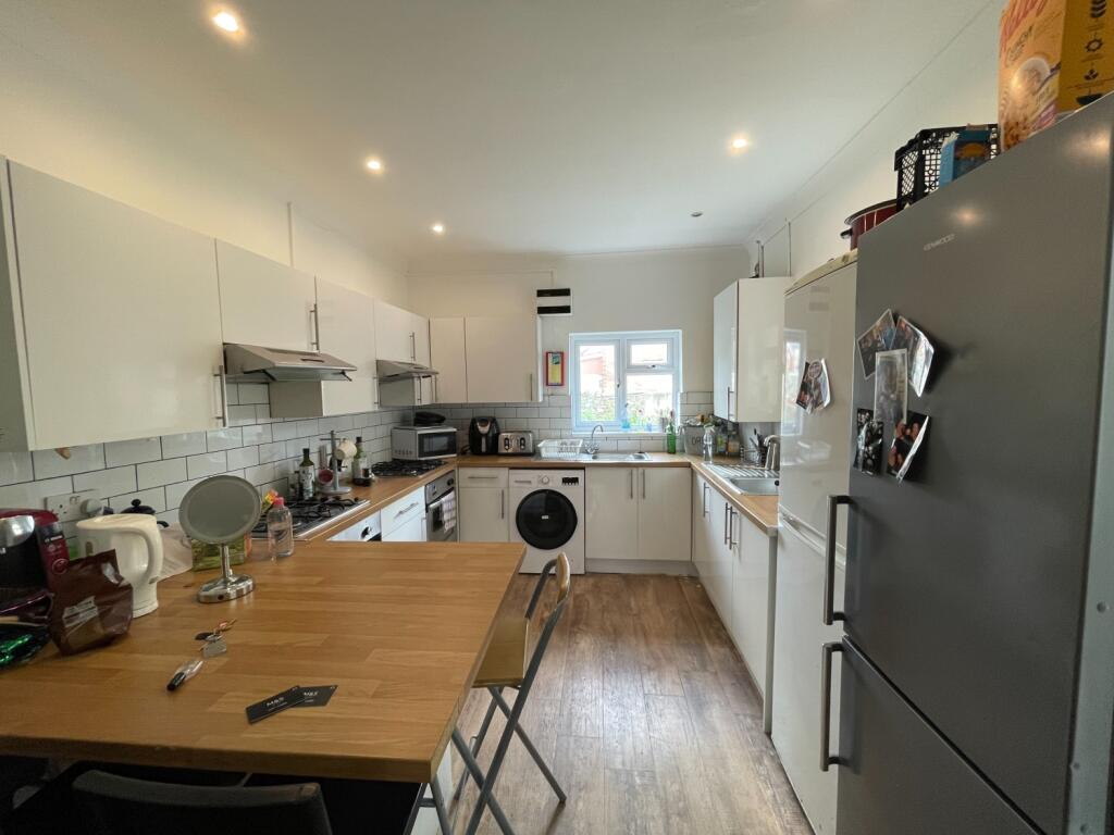 6 bed Mid Terraced House for rent in Cardiff. From CPS Homes - Cardiff