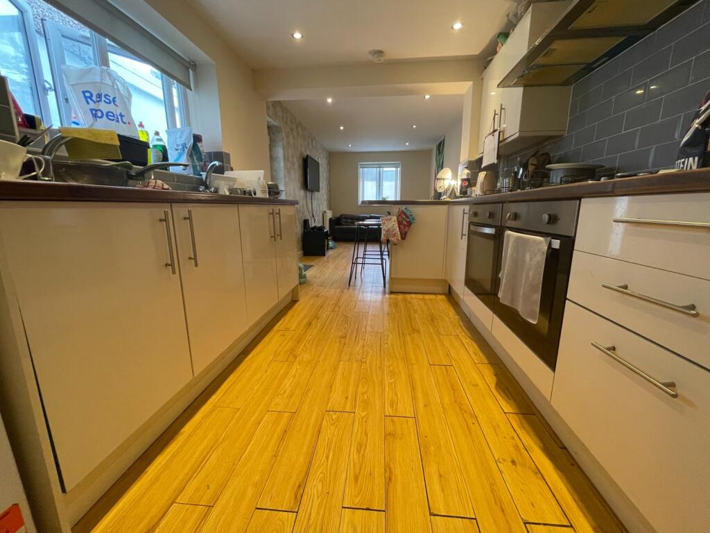 6 bed Mid Terraced House for rent in Cardiff. From CPS Homes - Cardiff