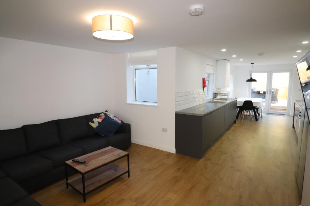 6 bed Mid Terraced House for rent in Cardiff. From CPS Homes - Cardiff