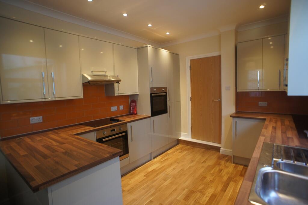 6 bed Mid Terraced House for rent in Cardiff. From CPS Homes - Cardiff