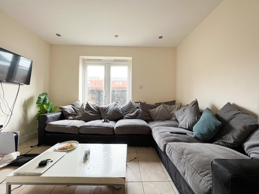 7 bed Mid Terraced House for rent in Cardiff. From CPS Homes - Cardiff