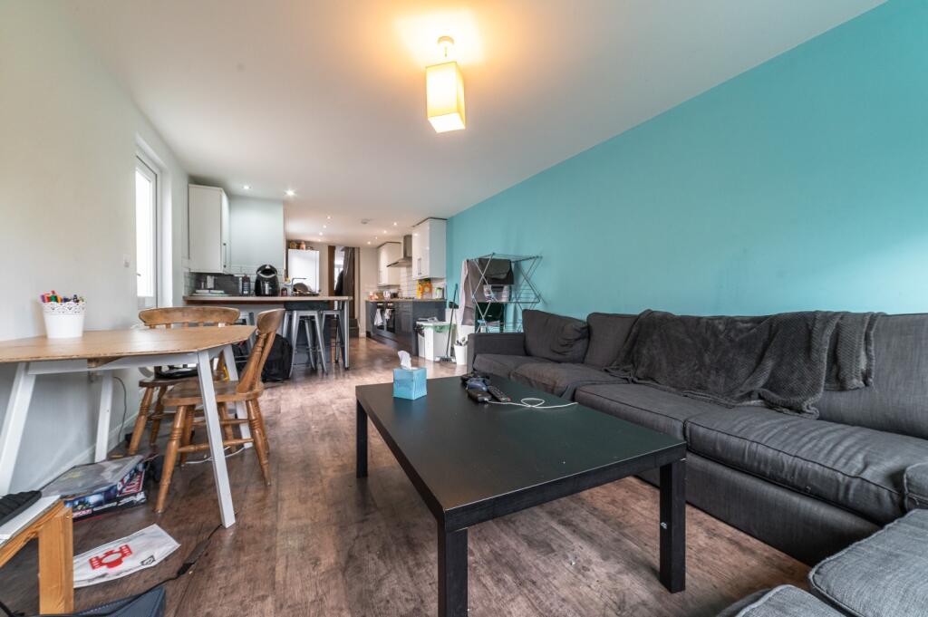 8 bed Mid Terraced House for rent in Cardiff. From CPS Homes - Cardiff