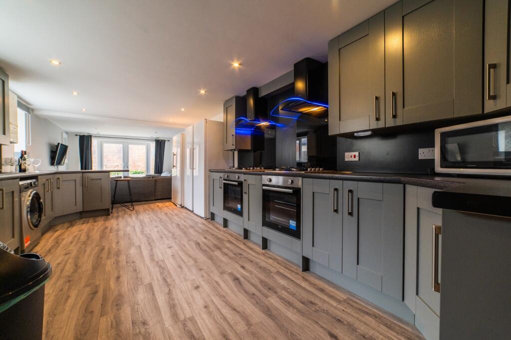 8 bed Mid Terraced House for rent in Cardiff. From CPS Homes - Cardiff