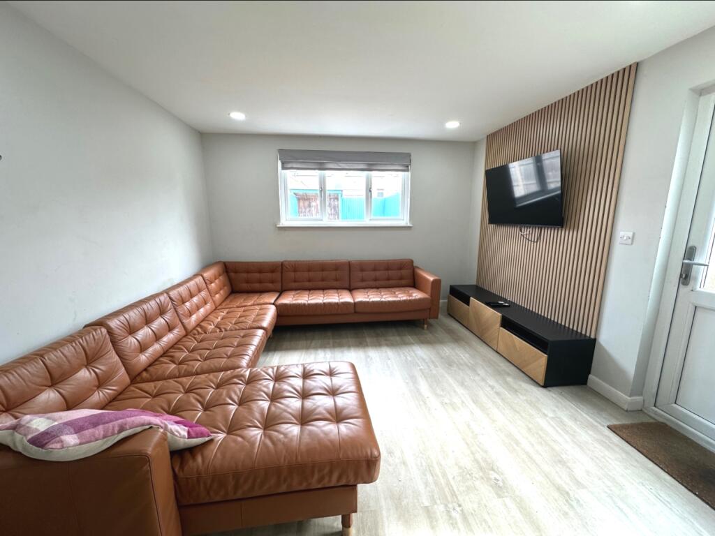 8 bed Mid Terraced House for rent in Cardiff. From CPS Homes - Cardiff