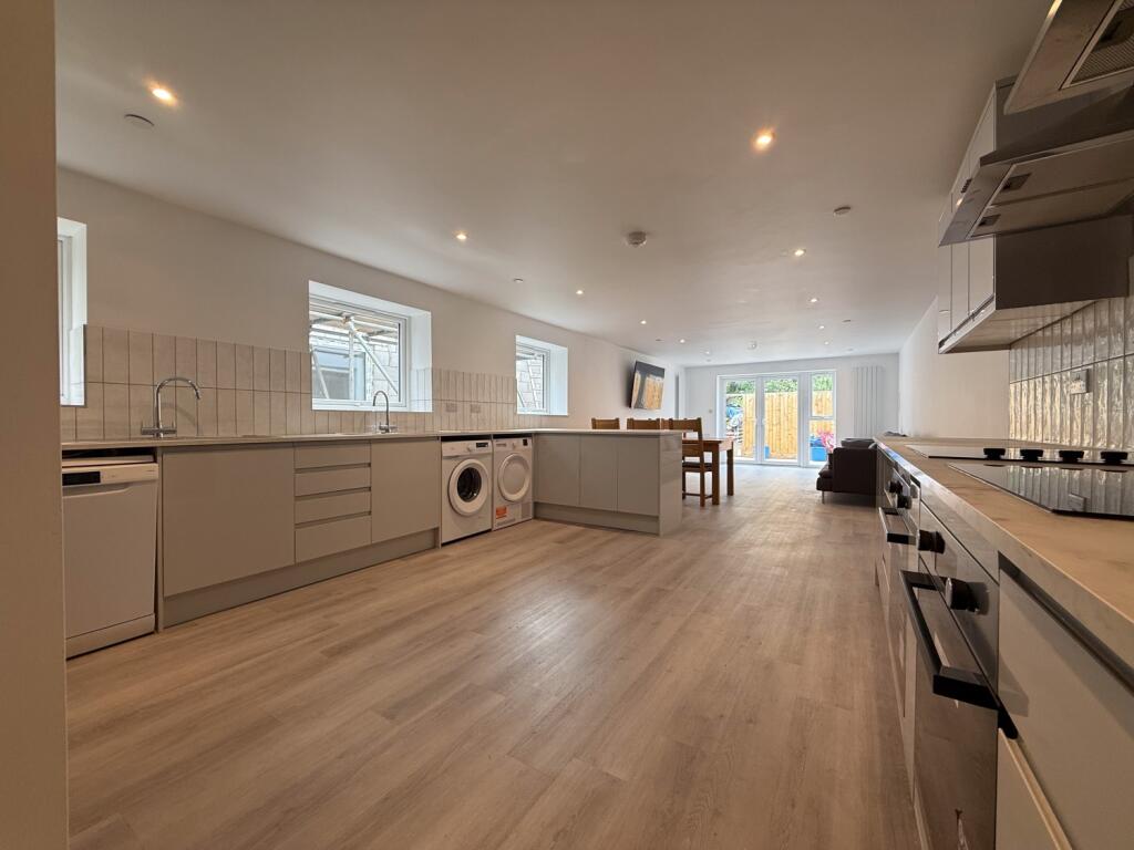 8 bed Mid Terraced House for rent in Cardiff. From CPS Homes - Cardiff