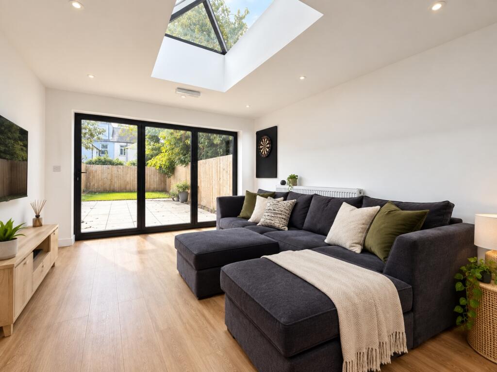 8 bed Mid Terraced House for rent in Cardiff. From CPS Homes - Cardiff