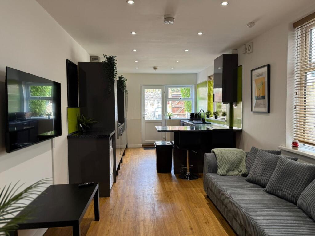 6 bed Mid Terraced House for rent in Cardiff. From CPS Homes - Cardiff