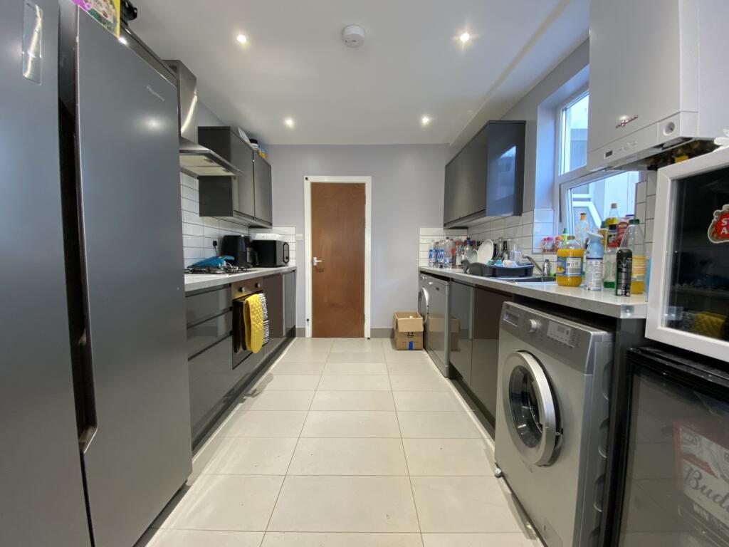 6 bed Mid Terraced House for rent in Cardiff. From CPS Homes - Cardiff