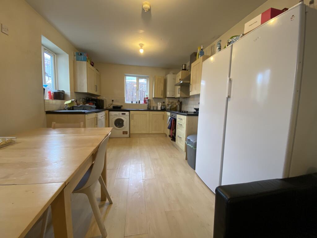 6 bed Mid Terraced House for rent in Cardiff. From CPS Homes - Cardiff