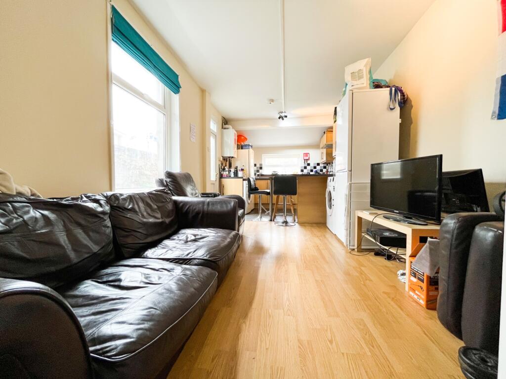 5 bed Mid Terraced House for rent in Cardiff. From CPS Homes - Cardiff