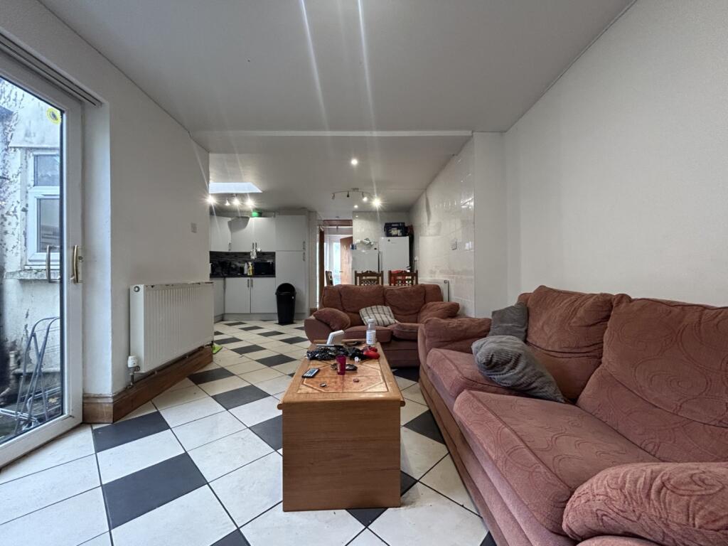 5 bed Mid Terraced House for rent in Cardiff. From CPS Homes - Cardiff
