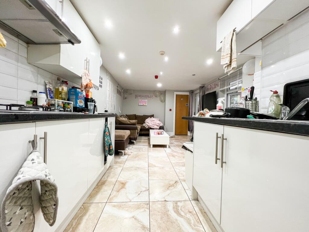 8 bed Mid Terraced House for rent in Cardiff. From CPS Homes - Cardiff